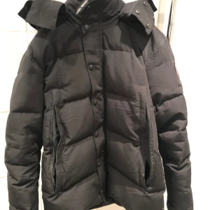 Canada Goose whyndham - En fräsch och fin Canada goose jacka storlek L/M finns med rött märke också perfekt till vintern eftersom den håller en varm hör av er vid intresse !endast köpes!