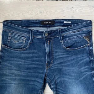 Replay anbass jeans - Säljer dessa riktigt feta! Skicket 9/10, modell: anbass, färg: medium blue, nypris: ca 1700 näst intill oanvända! Det är bara att skriva!