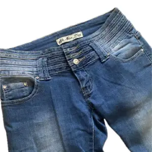 Fina jeans i bra skick som är väldigt sköna och stretchiga! Måttet tvärs över midjan är 38cm, mått tvärs över låret är 24cm, mått över smalbenet är 17cm och innerbenslängden är 85cm💕 kontakta gärna via frågor!