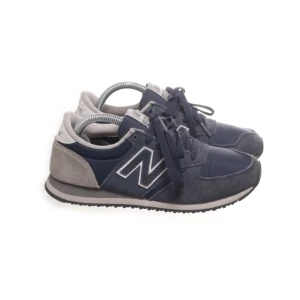 New Balance skor - Super snygga New balance skor, köpta på Sellpy men var för små tyvär. Skriv gärna för frågor🤍