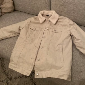 Mysig vadderad beige jacka från H&M - Mysig vadderad beige jacka från H&M. Storlek S men oversize. Knappt använd! Perfekt för våren 🌷