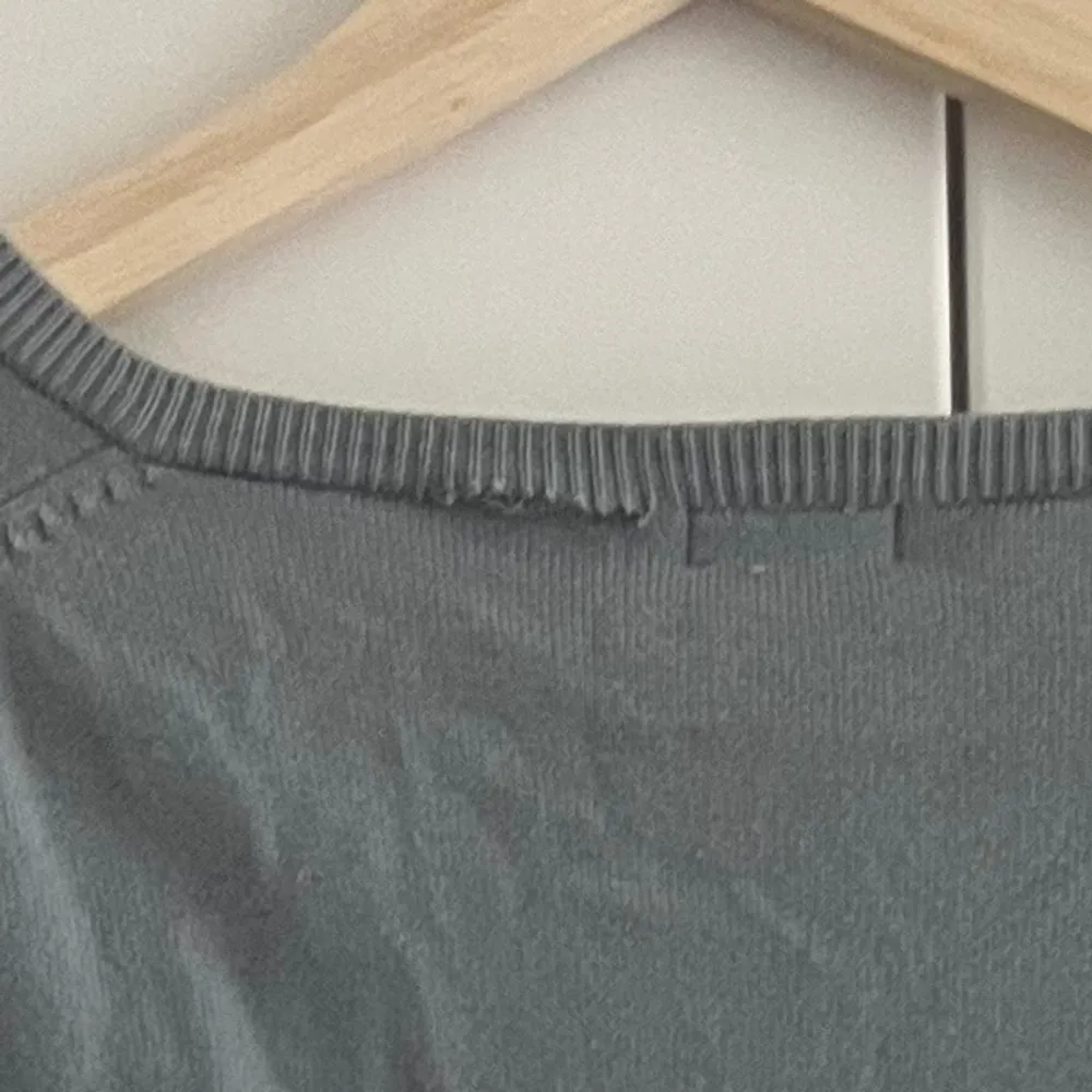 Finstickad v-ringad tröja från Filippa K! Liten defekt, annars i väldigt bra skick! Pris är diskuterbart.. Tröjor & Koftor.