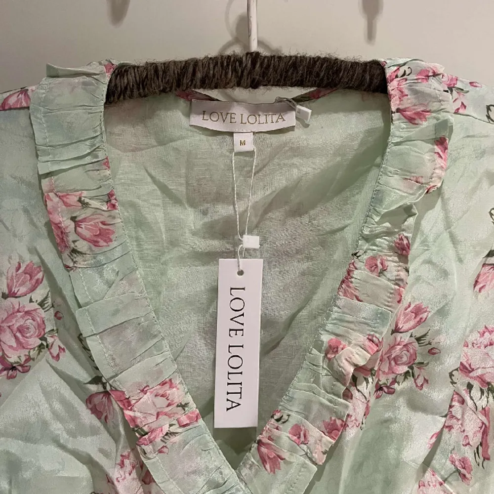 Love Lolita sissy dress i färgen turkos/grön och rosa. Oanvänd och lappar kvar. Nypris: 1800 kr. Väldigt fin men för liten för mig så hoppas den passar någon annan. . Klänningar.