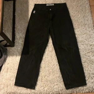 Polar 93 denim jeans - Polar skate Co jeans i modellen 93 denim (sitter typ som big boys) köpte de för 1299kr på hollywood i Stockholm. Säljes då jag inte använder dom, dom är bra skick och storleken 32/32. Priset kan diskuteras vid snabb affär. Mvh