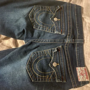 Bootcut jeans  - Säljer mina true religion, andra bilden lånad av tidigare ägare, säljer då de itnr kommer till användning. Pris kan diskuteras