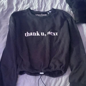 Ariana grande tröja  - Jag säljer en fin använd men bra skick ariana grande tröja från hm👚👚