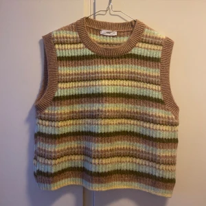 Stickad väst - Stickad, randig väst från Mango! Supermjuk och skön✨