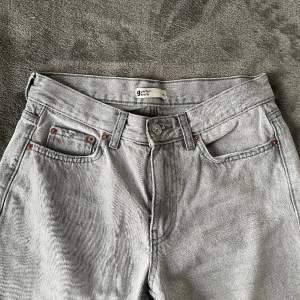 Säljer dessa jeansen då de är för stora för mig💖 Dessa är de populära lågmidjade jeansen som varit slutsålda på hemsidan.