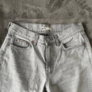 Lågmidjade gråa jeans - Säljer dessa jeansen då de är för stora för mig💖 Dessa är de populära lågmidjade jeansen som varit slutsålda på hemsidan.