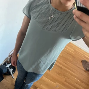 Trendig blus - Säljer en super fin blus med detaljer vid nacken. Inga defekter och passar perfekt till sommaren