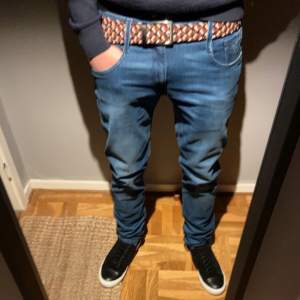 Knappt använda väldigt feta replay jeans i storlek 30-34 passar dig som är runt 1.85. Modellen är anbass hyper flex och har inga defekter priset går att diskutera 