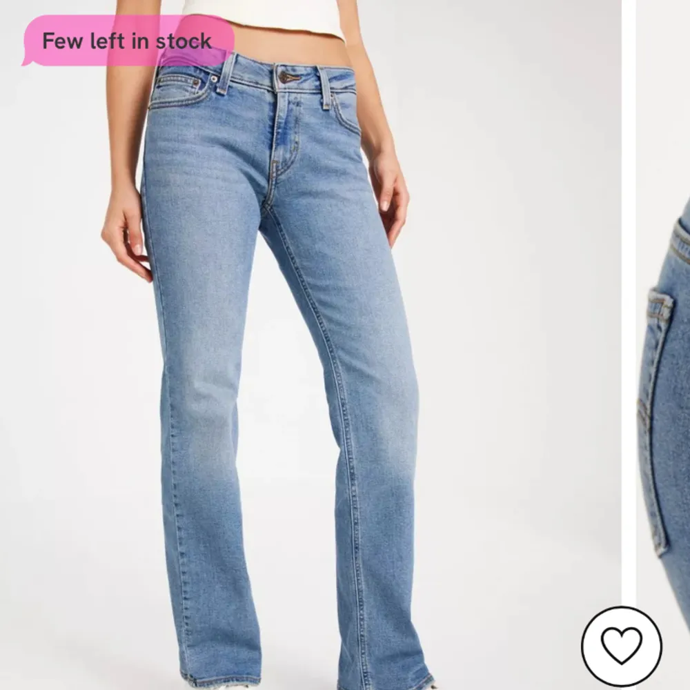 Supersnygga Levis jeans!!❤️Nypris: ungefär 1000 kr❤️Säljer då de inte kommer till användning . midjemått tvärs över: 37 cm. Jeans & Byxor.