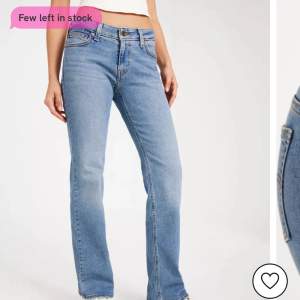 Supersnygga Levis jeans!!❤️Nypris: ungefär 1000 kr❤️Säljer då de inte kommer till användning . midjemått tvärs över: 37 cm