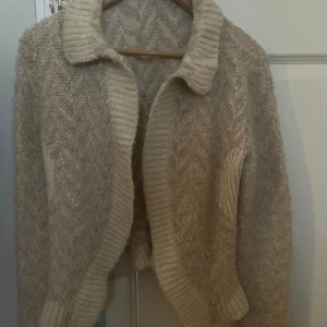 Stickad kofta ifrån zara - En super fin kofta ifrån zara med volang!  Väldigt varm och mysig samt super bra skick❤️