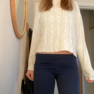 Stickad tröja - Stickad söt tröja från hm❤️ jag har tvekat på att sälja den för att jag älskar den❤️ inga defekter, beige vit färg men övervägande vit