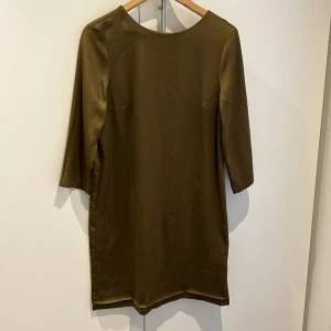 Kort klänning  - Olivgrön klänning, använd fåtal gånger. Elegant o bekväma att ha på.