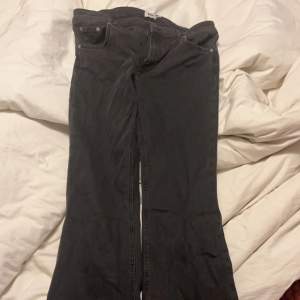 Säljer mina low bootcut jeans i färgen grå från lager 157. Aldrig använda!