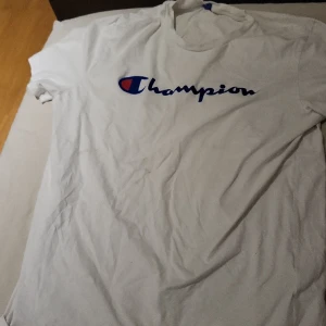 Champion T-shirt vit XL - Fin champion tröja. I topp skick. Som ny