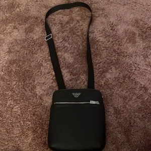 EA7 axelväska - Använd några gånger, tar emot bud.