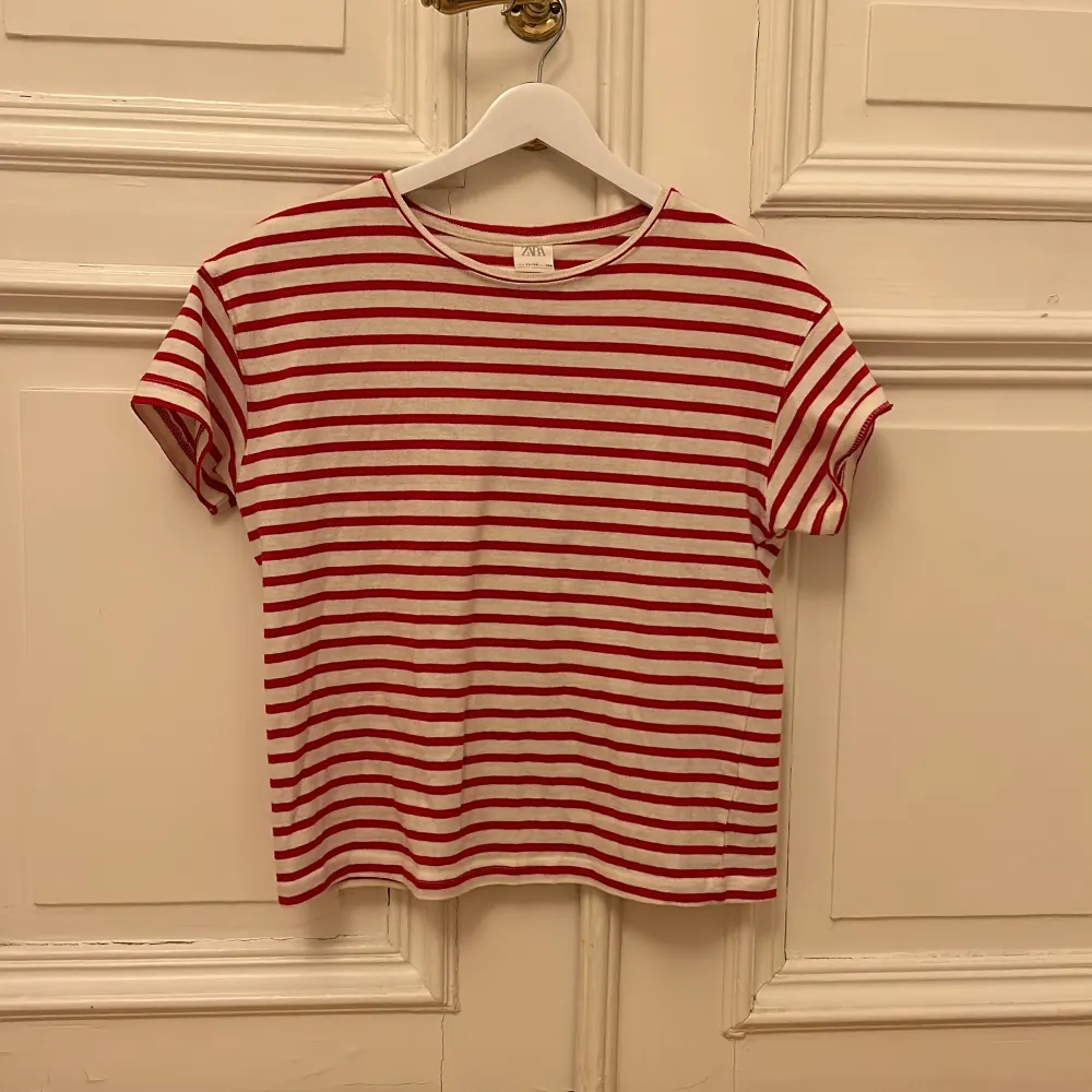 En jötte söt röd vit randig tröja ifrån Zara❤️ . T-shirts.