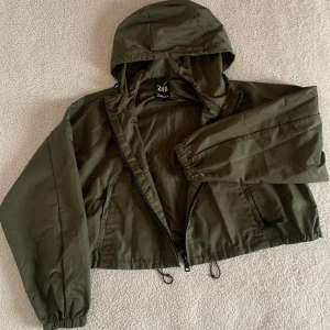 ZARA grön croppad regn/vindjacka/sportjacka - Använd två gånger, utan anmärkningar. I nyskick. 🌹 Storlek XS men passar definitivt även S.