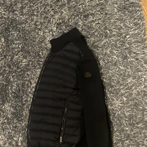 Moncler cardigan -  Hej Säljer min moncler cardigan Strl L sitter lite tajt på mig som är 186 och väger 85kg Pris 3500 Skick 7,5/10 Hör gärna av dig om du har nån fråga jackan är självklart äkta och priset är diskurterbart. 
