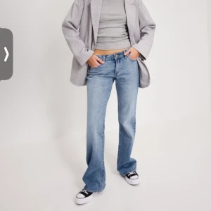 Abrand Jeans Low Boot Tall - Säljer nu mina ljusblå Abrand jeans i mycket bra skick, utan slitningar eller defekter. Supersnygga & så sköna! 🩷 Storlek 27, passar mig som har 36 i jeans/ byxor annars (se bild 3 för storlekstabell) . Nypris 1000kr. Hör av er vid frågor🫶🏼 