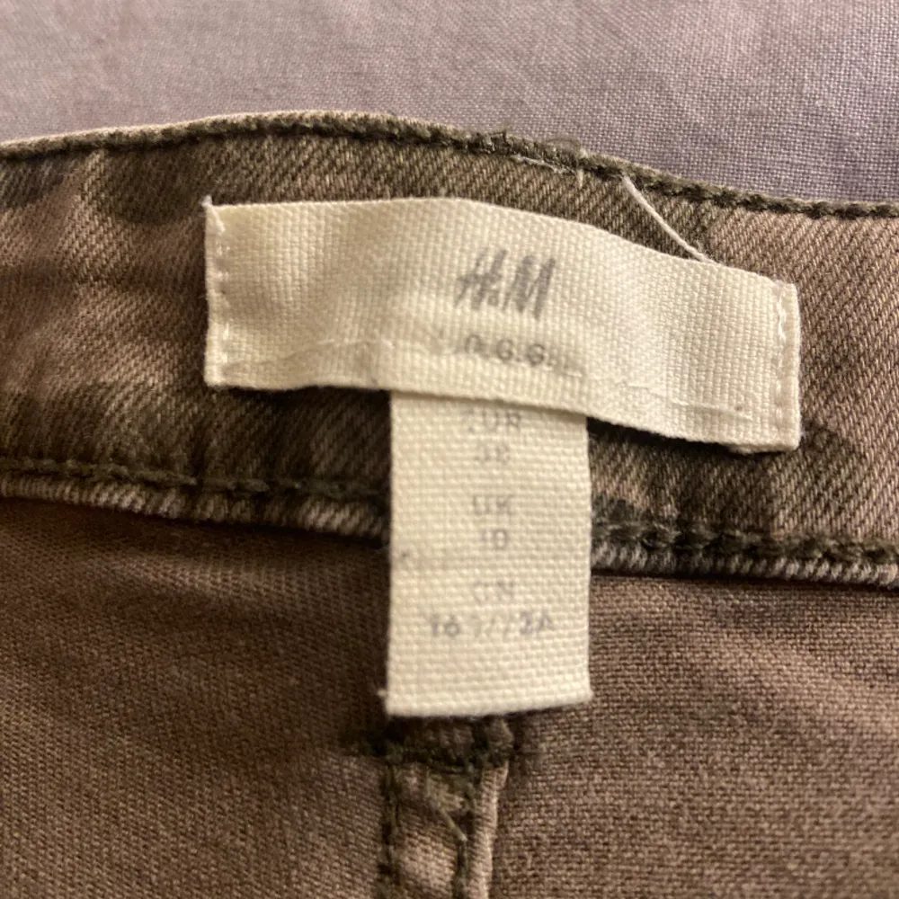 Underbara jeans som är cargo-aktiga i militärt mönster och mörkgrön färgvariation. Formar fint och är riktigt sköna. Medium-high jeans. Lite stretch. Använda 1 gång.  Tror inte den här modellen och färgen säljs längre. Storlek 38. Nypris: 299 kr . Jeans & Byxor.