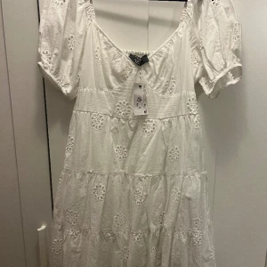 Vit klänning  - Jättesöt vit klänning som är helt ny, är perfekt för student, midsommar och allt
