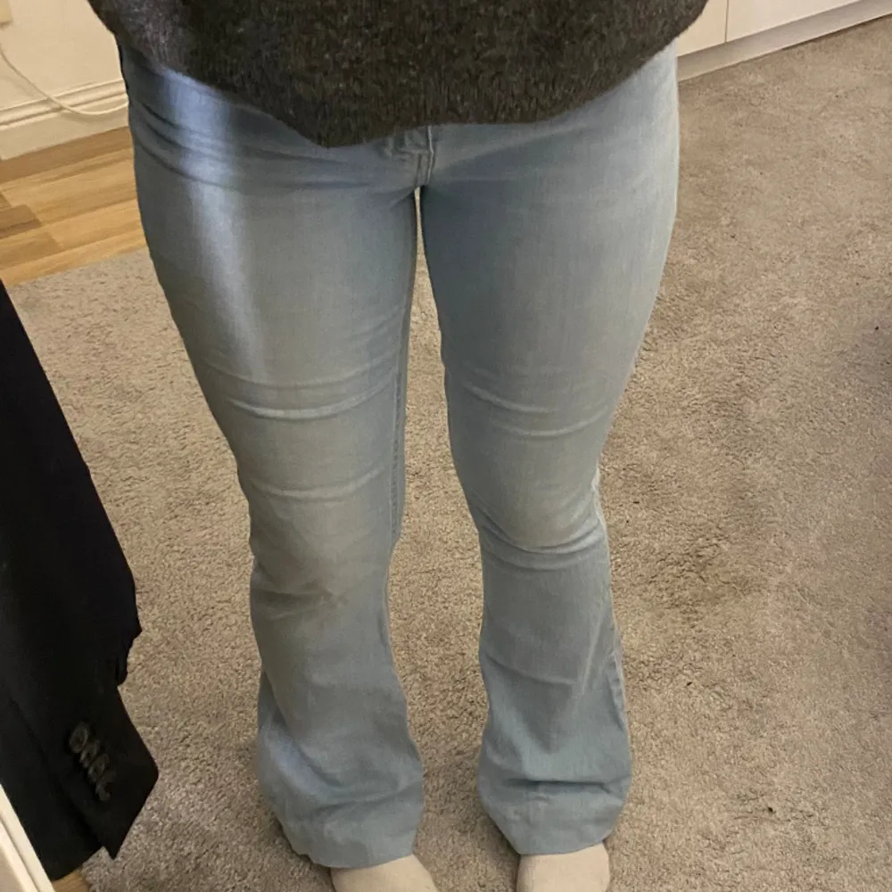 Jättefina bootcut jeans från Gina, knappt använda så fortfarande i fint skick! Kom privat för fler frågor🩷. Jeans & Byxor.