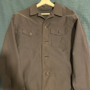 En uniqlo jacka  - En uniqlo jacka som e för liten 