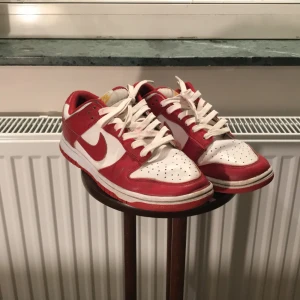 Nike dunk low gym red - Nike dunk low gym red storlek 42 de behöver lite kärlek original förpackning ingår ej 