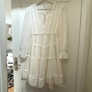 Vit klänning - Jättefin klänning i storlek S som funkar perfekt till sommaren🩷. Klänningen är öppen i ryggen och V-ringad framtill. Den är helt ny då jag Köpte den för att ha på studenten men den va för stor för mig tyvärr och därför väljer jag att sälja💞.