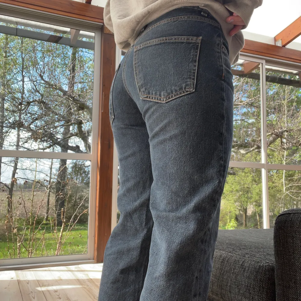 Zara jeans med mid waist men skulle säga att de är mer lågmidjade på mig. Bra skick, har sytt upp de och innerbenslängden är 72cm. . Jeans & Byxor.