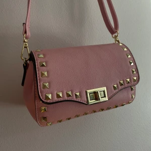 Väska -  Säljer min super gulliga rosa väska på grund av att den inte kommer till användning längre, den har lite defekter Men inget man tänker på och får plats men inte super rymlig🥰saknar Inga nitar💗 kontakta för mer info