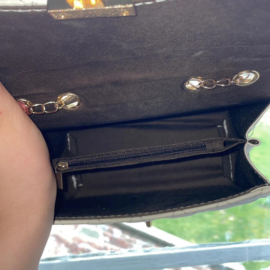 En beige/vit väska - 91