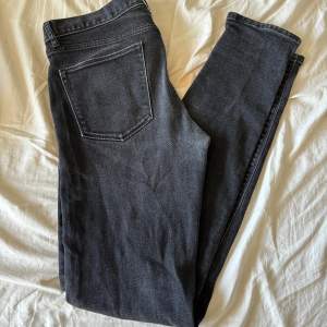 Hej säljer dessa jeans från j.Lindeberg. Cond 9/10, storlek 33/34, nypris runt 1500!
