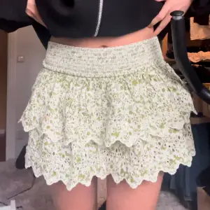 Säljer denna skit snygga zara kjol. 200kr❤️