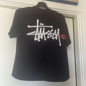  Stüssy T-Shirt (Retro) - Skicket är 7/10 pga att tröjan är lite solblekt så den ser lite (väldigt lite) brun ut. Sedan är det små sprickor på S:et på baksidan men de märker man knappt. Annars är tröjan i väldigt bra skick även fast att den är gjord för många år sedan. 