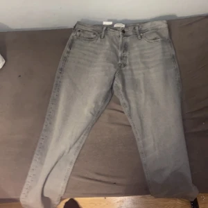 Jack & Jones Jeans - Jack & Jones jeans till salu då ja köpte dom på Zalando. Men tyvärr var dom för stora på mig. Men ja skulle nog säga att dom e lite baggy och relaxed som sagt men om du gillar sånt är det bara att skriva.