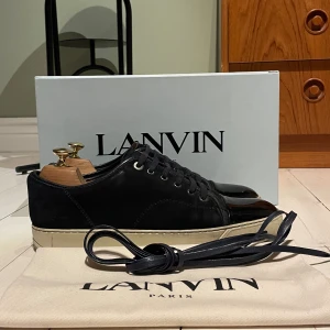 Lanvin skor  - Hej! Säljer nu dessa super snygga lanvin skor. Skorna är i fint skick 7,5/10. (Liten defekt) Med skorna medföljer dustbag, box och helt nya skosnören 