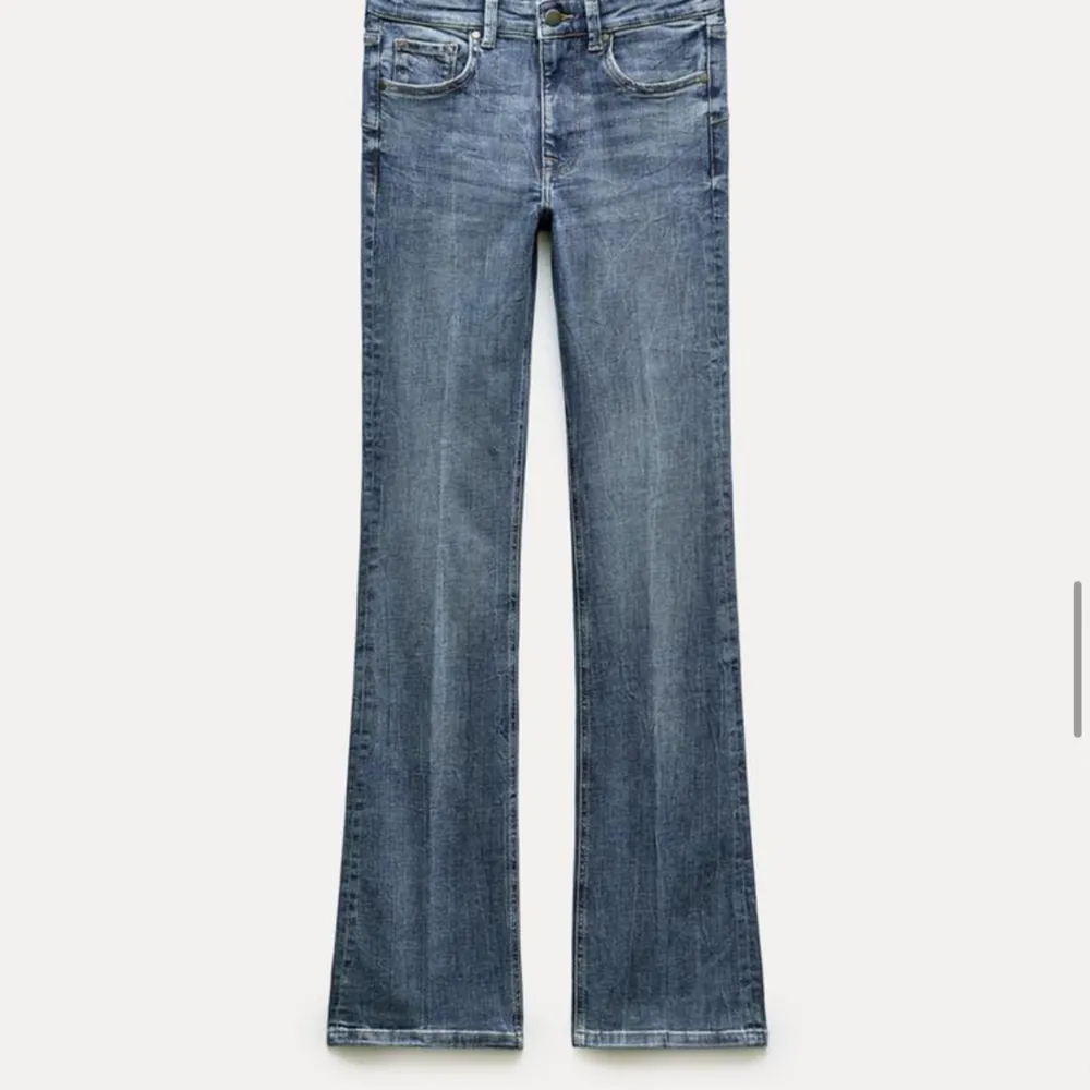 Säljer dessa snygga jeans från zara då de knappt kommit till användning. Skriv privat för fler bilder!. Jeans & Byxor.