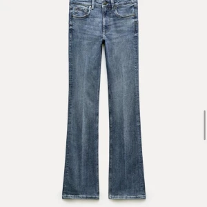 Midwaist bootcut jeans - Säljer dessa snygga jeans från zara då de knappt kommit till användning. Skriv privat för fler bilder!