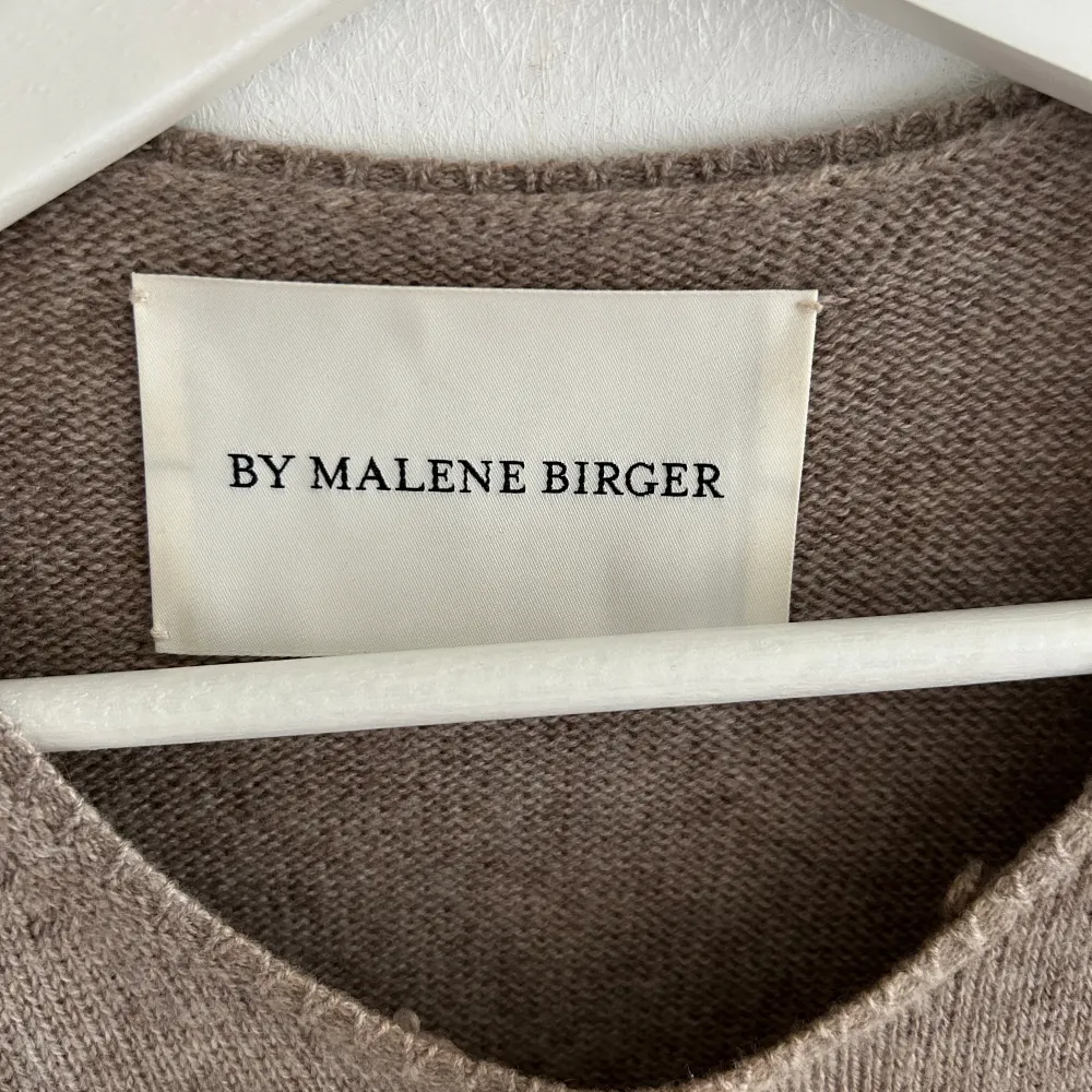 Stickad tröja från Malene Birger i storlek xs  Nypris 4000kr  . Stickat.