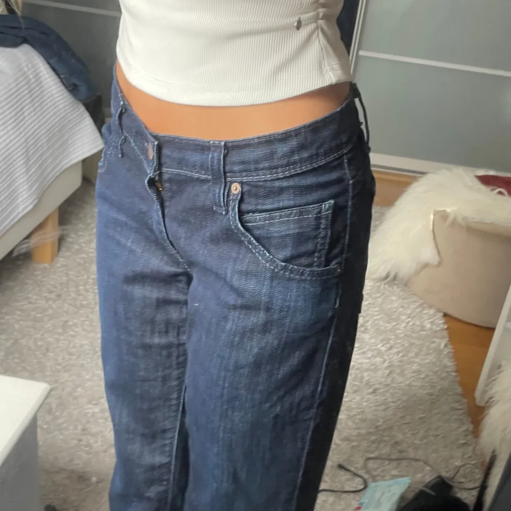 Loose fit Levis jeans mörkblåa, perfekt nu till sommaren då de är snygga med en topp till! Säljer för endast 199kr då de är lite för stora för mig. Skriv för fler bilder, måtten eller om jag ska aktivera ”köp nu” 💕. Jeans & Byxor.