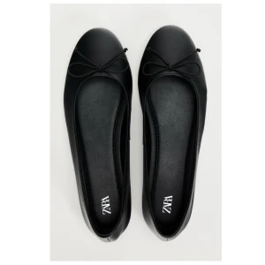 Zara ballerina skor - Säljer dessa supersöta ballerina skorna pga de inte passade mig och kan ej returnera. Helt nya endast testat ena skon🥰🥰 är slutsåld på hemsidan (just nu iaf)🤍🤍 om du har nån fråga så är det bara att skriva☺️