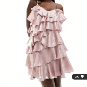 Sommarklänning - Köpte denna för att ha på avslutningen men har hittat en annan som passar mig mer, den är helt oanvänd och prislappen är kvar! Nypris 630kr, priset kan diskuteras 🩷 står inte för postens slarv 