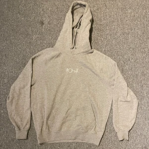 Polar hoodie - Hej, säljer nu min polar skate hoodie i nästan nyskick. Nypris är  1000kr.