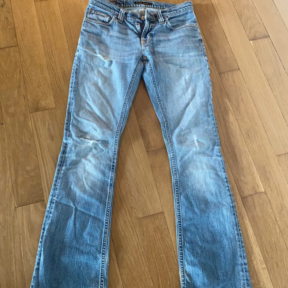 Söta jeans ifrån Nudie Jeans. Köpta secondhand och har lite slitningar på ena benet och nere vid fötterna. Ganska bra längd på mig som är 160, men skulle nog funka för någon som är någon cm längre och kortare💗. Jeans & Byxor.