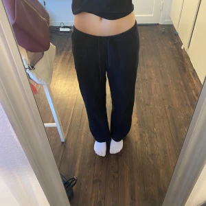 Svarta linnebyxor - Säljer dessa svarta lågmidjade linnebyxor från weekday då de är lite korta i benen för mig som är 170💕 storlek 36